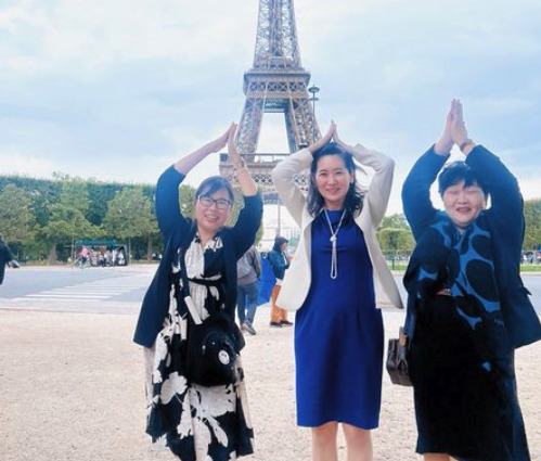 自民党女性局のフランス研修への子連れ画像